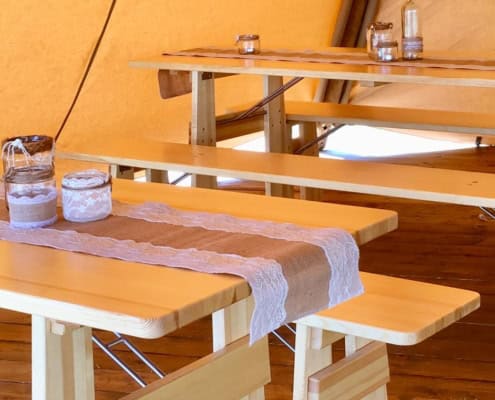 Rustikale Vollholz Tische und Bänke von Tipi-Zauber | EXCLUSIVE FESTZELTE & PARTYZELTE MIETEN Rustikale Vollholz Tische und Bänke von Tipi-Zauber | EXCLUSIVE FESTZELTE & PARTYZELTE MIETEN