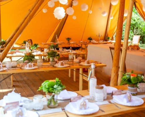 Rustikale Vollholz Tische und Bänke von Tipi-Zauber | EXCLUSIVE FESTZELTE & PARTYZELTE MIETE Rustikale Vollholz Tische und Bänke von Tipi-Zauber | EXCLUSIVE FESTZELTE & PARTYZELTE MIETE