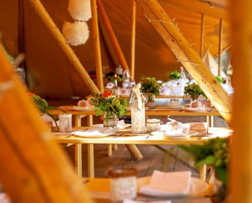 Rustikale Vollholz Tische und Bänke von Tipi-Zauber | EXCLUSIVE FESTZELTE & PARTYZELTE MIETE2 Rustikale Vollholz Tische und Bänke von Tipi-Zauber | EXCLUSIVE FESTZELTE & PARTYZELTE MIETE