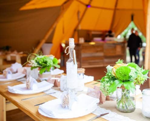 Rustikale Vollholz Tische und Bänke von Tipi-Zauber | EXCLUSIVE FESTZELTE & PARTYZELTE MIETEN Rustikale Vollholz Tische und Bänke von Tipi-Zauber | EXCLUSIVE FESTZELTE & PARTYZELTE MIETEN