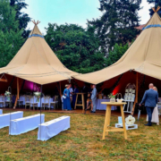 Zwei Stratus 70 Tipi Zelte im Verbund für besondere Anlässe, ideal für Feiern im Freien.