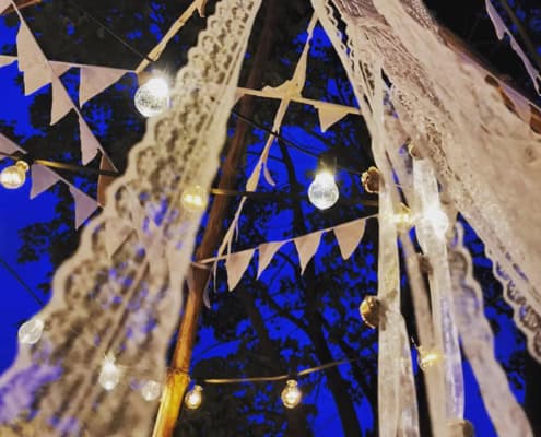 Tipi Zauber Lichterdekoration Lichter und Stoffbahnen im Tipi-Zauber für magische Momente.