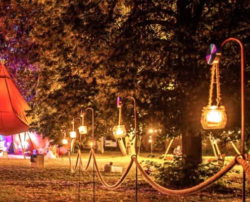 Spalier mit Glaslaternen rustikal von Tipi-Zauber Spalier mit Glaslaternen rustikal von Tipi-Zauber