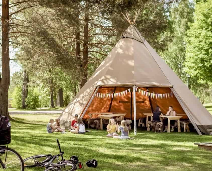 Cirrus 40 - Tipi Zelt im Park Cirrus 40 - Großes Tipi Zelt im Grünen, ideal für Kinderfeste und Events.