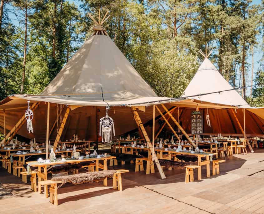 Zwei Stratus 72 Tipi-Zauber - Festzelte im Verbund mit dreifachem Boden Zwei Stratus 72 Tipi-Zauber Tipis Festzelt im Wald für Events und Feiern mit dreifachem Boden.