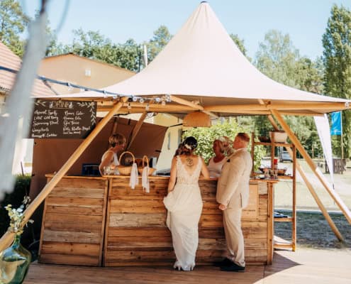 Hochzeit im Tipi Zauber mit Nimbus 16 als Bar Tipi-Zauber Hochzeit: Gemütliche Feier im stilvollen Tipi mit Nimbus 19 als Holzbar und dem Brautpaar.