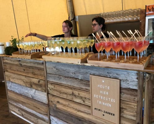 Tipi-Zauber Bar © Tipi-Zauber Die rustikale Tipi-Zauber Bar integriert sich wunderschön in das festliche Ambiente.